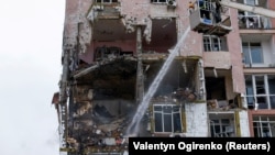 Një ndërtese banimi e goditur gjatë sulmeve ruse me raketa dhe dronë, në Kiev, Ukrainë, 27 dhjetor 2025.