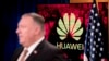 Monitor Mike Pompeo külügyminiszter mögött a Huawei emblémájával a washingtoni külügyminisztériumban tartott sajtótájékoztatón, 2020. július 15-én.