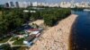 Люди рятуються від спеки в Гідропарку, Київ, липень 2021 року