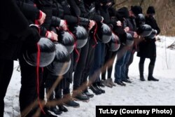 Жыхары Сеніцы зладзілі акцыю салідарнасьці з палітвязьнямі, колькасьць якіх расьце з кожным днём. «Мы не здамося, пакуль рэпрэсіі працягваюцца, пакуль за кратамі сядзяць сумленныя людзі», — пішуць яны.