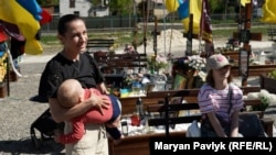 Ірина Лата з дітьми біля могили чоловіка