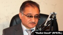 Анвар Бобоев, муовини раиси Хадамоти муҳоҷирати Тоҷикистон. Акс аз бойгонӣ.