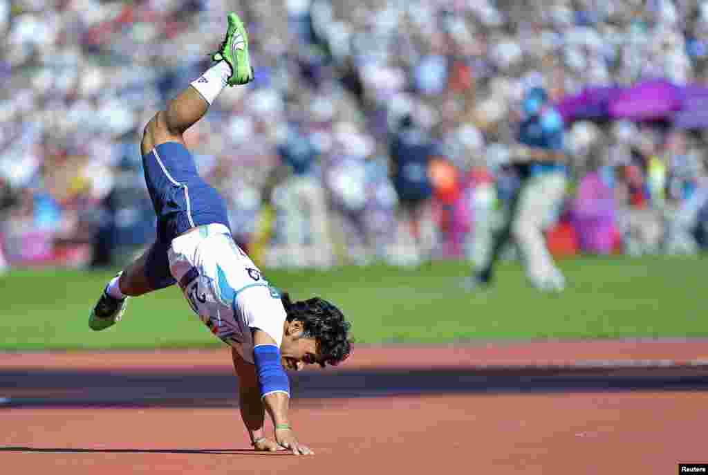 Ahmed Naas of Iraq performs a cartwheel in celebration as he throws in the men&#39;s F40 classification javelin final at the London 2012 Paralympic Games. (Reuters/Toby Melville)