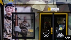 Реклама на доброволната казарма е разлепена върху мотрисата на трамвай в Берлин, октомври 2025 г.