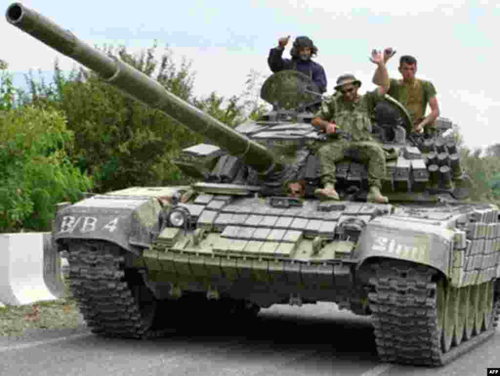 GEORGIA, TSKHINVALI : Georgian troops ride in a tank during the conflict with separatist South Ossetia troops at an unnamed location not far from Tskhinvali on August 8, 2008. Georgia is taking measures to prevent Russian "mercenaries" from infiltrating the country