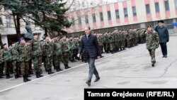 Ministrul Eugen Sturza inspectând forțele moldovene din Kosovo