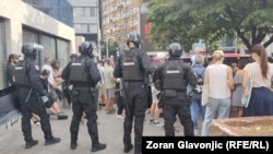 Više desetina građana je pokušalo da blokira saobraćajnicu u centru grada. Snage Žandarmerije su ih opkolile i sprečavaju ih da odu, dok im policija ne uruči prekršajne prijave, 7. jul 2025.