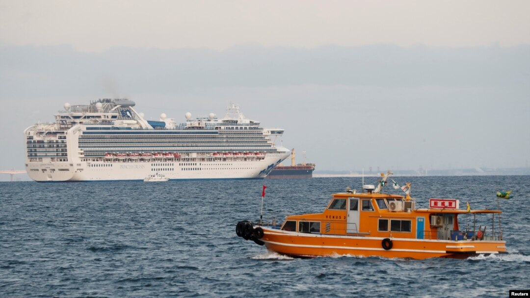  Круизный лайнер Diamond Princess в порту Йокогама, Япония