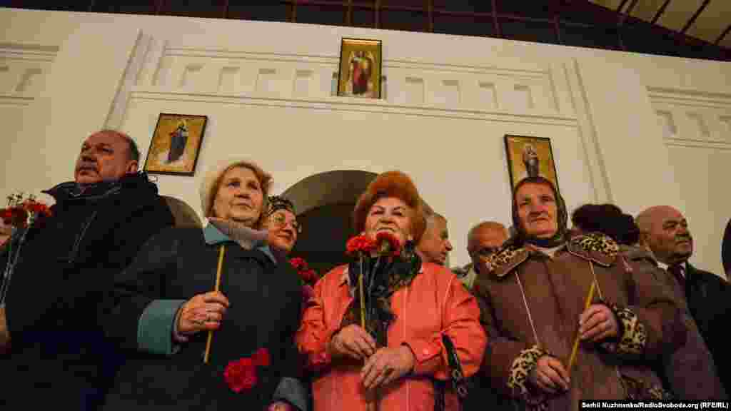 Ukraine -- Honoring Chornobyl liquidators in Kyiv near Chernobyl church, 26Apr2016