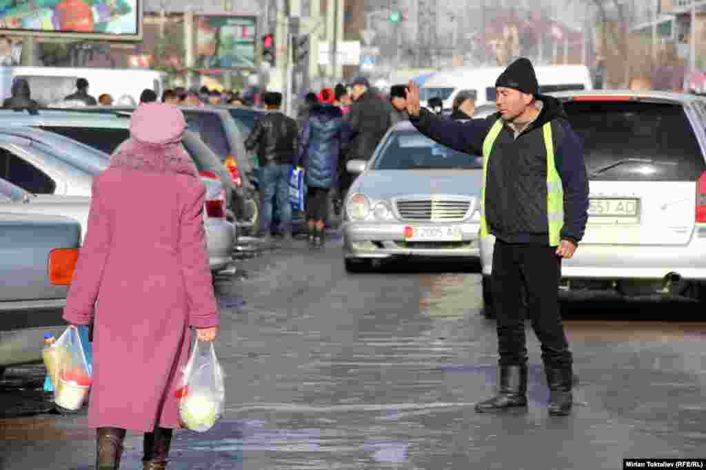 Стоянки расположены по всему периметру базара. И все платные!