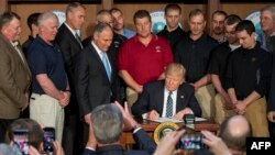 Donald Trump duke e nënshkruar urdhërin ekzekutiv për energjinë dje në selinë e Agjencisë së Mbrojtjes së Ambientit në Uashington