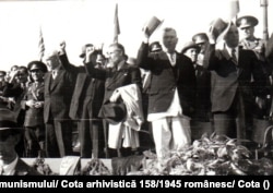 Romulus Zăroni, al doilea din dreapta (lângă Gheorghe Gheroghiu Dej), într-o fotografie din 1 mai 1945.