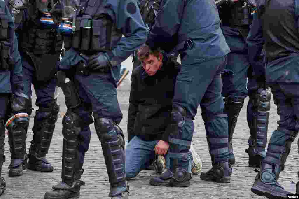 Încă un bărbat arestat.