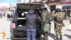 Хроники: люди в форме обыскивают прохожих в центре Симферополя (видео)