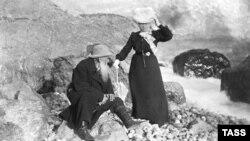 Lev Tolstoy xanımı Sofiya ilə Krımda istirahətdə. 1901 