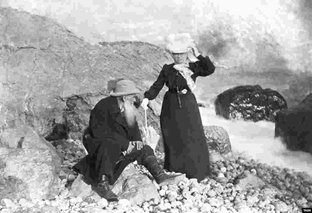 Писатель Лев Толстой со своей женой Софьей на отдыхе в Мисхоре, 1901 год