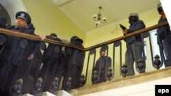 Учасник протесту зі зброєю в руках в будівлі обласного управління МВС у Львові, 18 лютого 2014 року