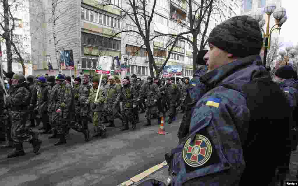 У Києві близько тисячі правих пройшли &laquo;Маршем правди&raquo;.&nbsp;За словами активістів, таким чином вони хочуть дати ГПУ зрозуміти, що відповідальні за злочини проти Майдану мають відповісти перед судом за свої дії, в іншому разі обіцяють &laquo;організувати народний суд&raquo;. Київ, 25 лютого 2015 року