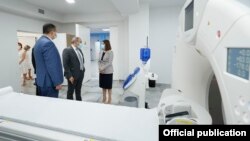 Armenia - Prime Minister Nikol Pashinian inspects new medical equipment installed at the Surb Grigor Lusavorich Medical Center in Yerevan, July 26, 2021.