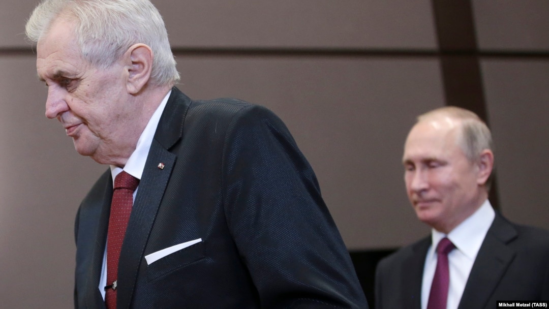 Президент Чехии Милош Земан и президент России Владимир Путин (слева направо) во время встречи в резиденции "Бочаров ручей". Сочи, 21 ноября 2017 года