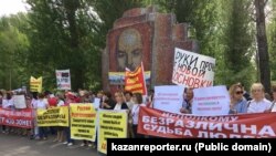 Юл төзү сәбәпле өйләре сүтеләчәк кешеләр Тинчурин паркында митингта. Казанский репортер фотосы