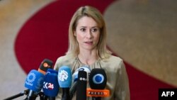 Înaltul Reprezentant al UE și vicepreședinte pentru afaceri externe și politica de securitate, Kaja Kallas, vorbește presei la sosirea sa la reuniunea Consiliului Afaceri Externe, la sediul UE din Bruxelles, pe 20 noiembrie 2025. 