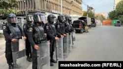 د کراچۍ پولیسو پریس کلب ته غځېدلې ټولې لارې په ډېره سختۍ تړلې وې او هغوی یې خبري غونډې ته پرېنښودل. 