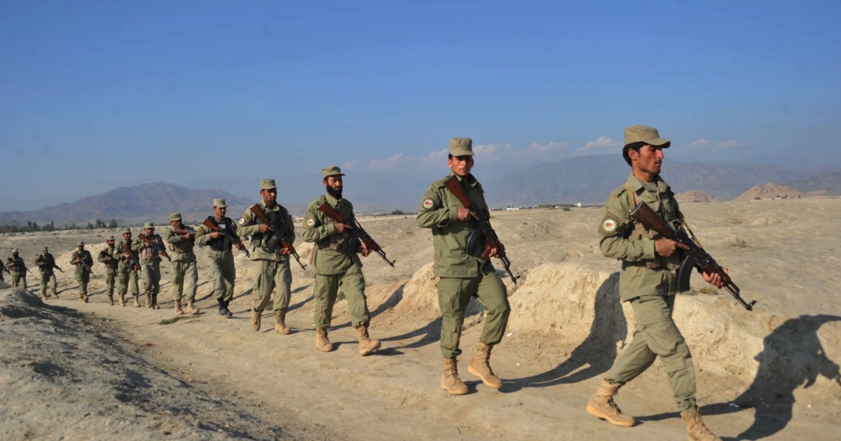 Полицей әйелді ұрғанын қараңыз