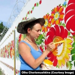 Ольга оздоблє стіну у селищі Мелекіне, 2014 рік