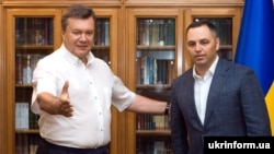 Виктор Янукович (слева) и Андрей Портнов, 2 августа 2010 года