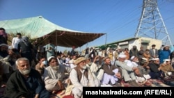 د امن پاڅون غړو د بنو د زندان مخې ته پرلت پیل کړی دی. 