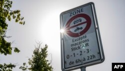 ჰაერის დამაბინძურებელი მანქანების ქალაქის ცენტრში შესვლის ამკრძალავი ნიშანი ჟენევაში. 13 აგვიტო, 2025 წელი