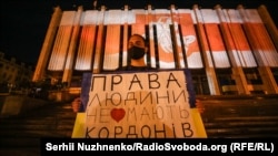 «Український дім» на Хрещатику підсвітили кольорами прапора Білорусі – фоторепортаж