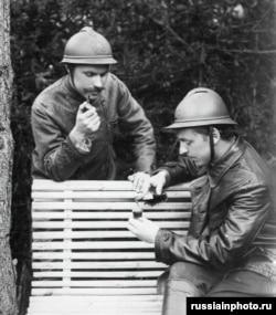 Ushtarët rusë duke pirë raki gjatë pushimit më 1916.