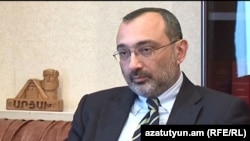Министр иностранных дел Нагорного Карабаха Карен Мирзоян дает интервью Радио Азатутюн (архив)
