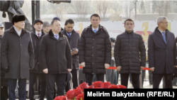 Алматы қаласының әкімі Дархан Сатыбалды мәслихат депутаттарымен бірге Тәуелсіздік монументіне гүл қою рәсіміне қатысты. Алматы. 16 желтоқсан, 2025 жыл. Скриншот Мейірім Бақытжан түсірген видеодан алынды.