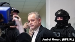 Vladimir Plahotniuc, escortat de mascați la Judecătoria Chișinău, sediul Buiucani, pe 2 decembrie 2025.