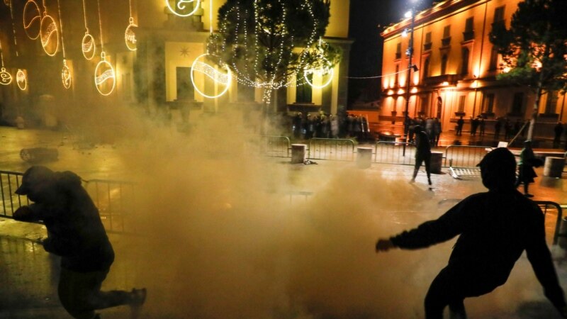 Protesta të dhunshme në Tiranë pas vrasjes së 25-vjeçarit nga policia