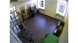 Момент падения стремянки на пенсионера. Кадры с видеозаписи камеры Сбербанка