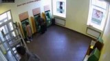 Момент падения стремянки на пенсионера. Кадры с видеозаписи камеры Сбербанка