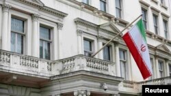 پرچم جمهوری اسلامی بر فراز بالکن ساختمان سفارت ایران در لندن