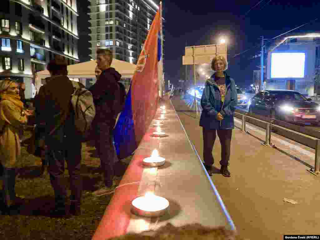 Tokom protesta na Beogradu na vodi zbog rušenja starog Savskog mosta su zapaljene sveće za nastradale u nesreći na Železničkoj stanici u Novom Sadu.