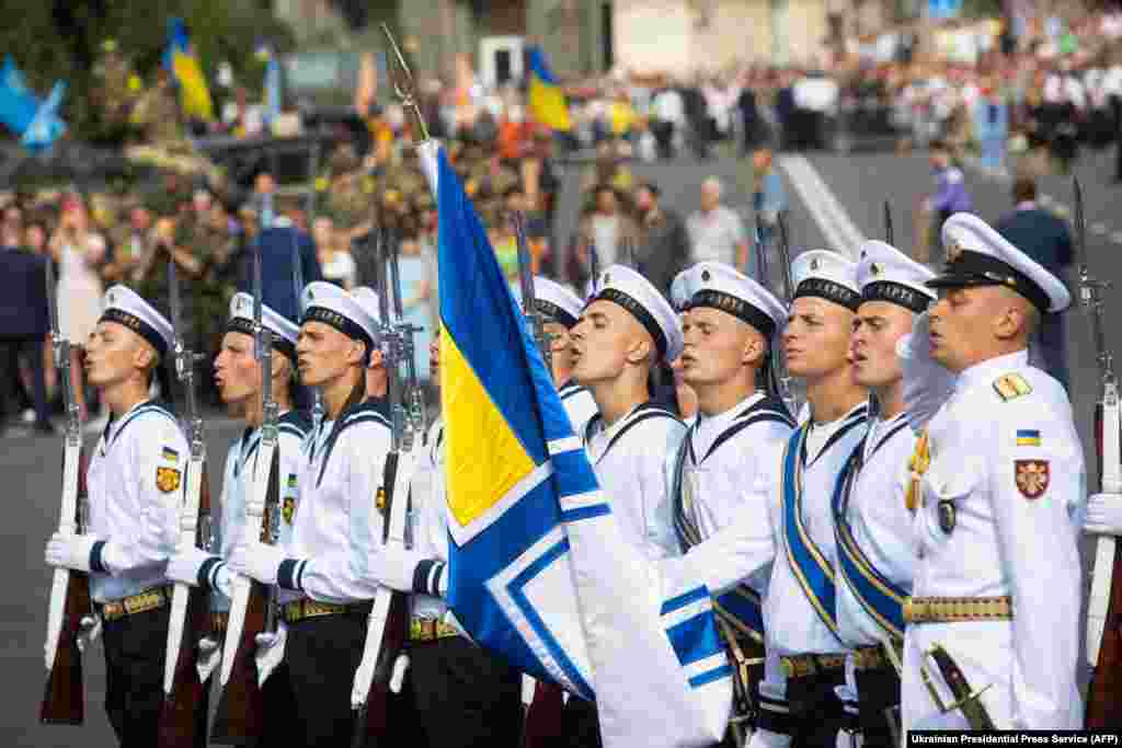 Киевте өткен парадқа украин әскери теңізшілері де қатысты.