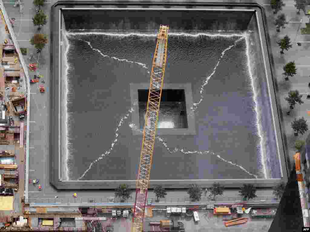 Будаўніцтва мэмарыялу памяці ахвяраў 11 верасьня 2001 году на месцы разбураных вежаў Усясьветнага гандлёвага цэнтру, 7 верасьня 2011 году. 