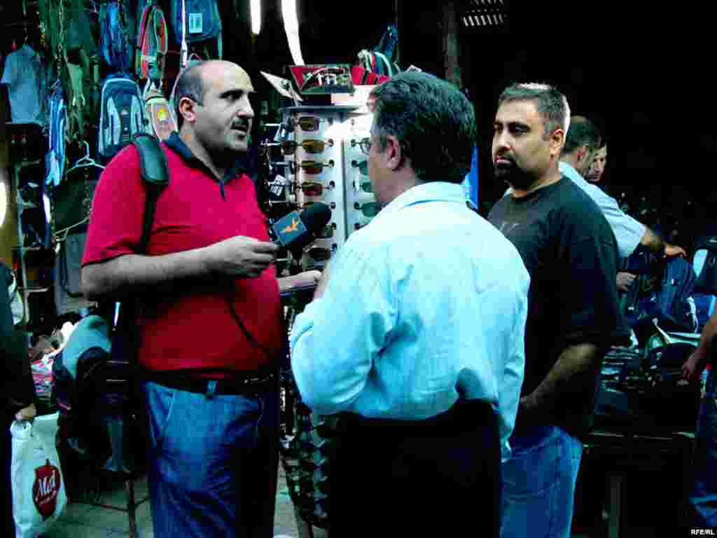 Naxçıvanda hər addımbaşı İran İslam Respublikasının vətəndaşlarına rast gəlmək mümkündür: «Bir hissə ticarətə gəlir. Bir hissə restoranlarda çalıb-oynamağa, araq içməyə gəlir. Bir hissə də gəzməyə-görməyə …»