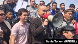 Activist Maks Bokaev speaks to demonstrators at a protest rally against the sale of land to foreigners in Atyrau on April 24.