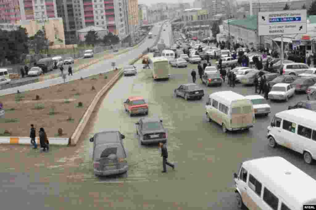 Bakının maşınla dolu səkiləri #14