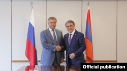 Председатель Национального собрания Армении Ара Баблоян (слева) и председатель Государственной Думы Р Вячеслав Володин (архив) 