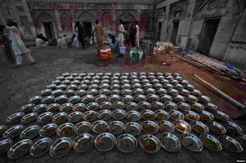 Рамазан - самый строгий и длинный пост Ислама На фото - тарелки с куринным мясом, готовые к раздаче во время вечерей трапезы в Рамазан. Пакистан