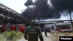 Armenia - Firefighters battle a fire in the Nairit chemical plant in Yerevan, 28Aug2017.